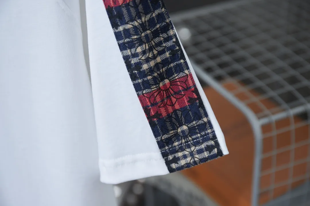 🅿️190 Ch*ome Hearte 25SS Early Spring New Style Ribbon Crow Heart Cross Short Sleeves Light Luxury Essential Item for Daily Commuting for Men and Women Correct Version Welcome to Compare Detailed Features · 320g 100% pure cotton double yarn jersey fabric · Custom dyed in the same cylinder, special thickened 32 count double-ply 1X1 thread · Raglan sleeves spliced with Crow Heart webbing design. Chest embroidered patchwork Crow heart canvas➕Hand-stitched hardware accessories · Double-needle stitching across seams · Original main mark, washed tag, branded moisture-proof paper packaging Color: black/white Size: S/M/L/XL